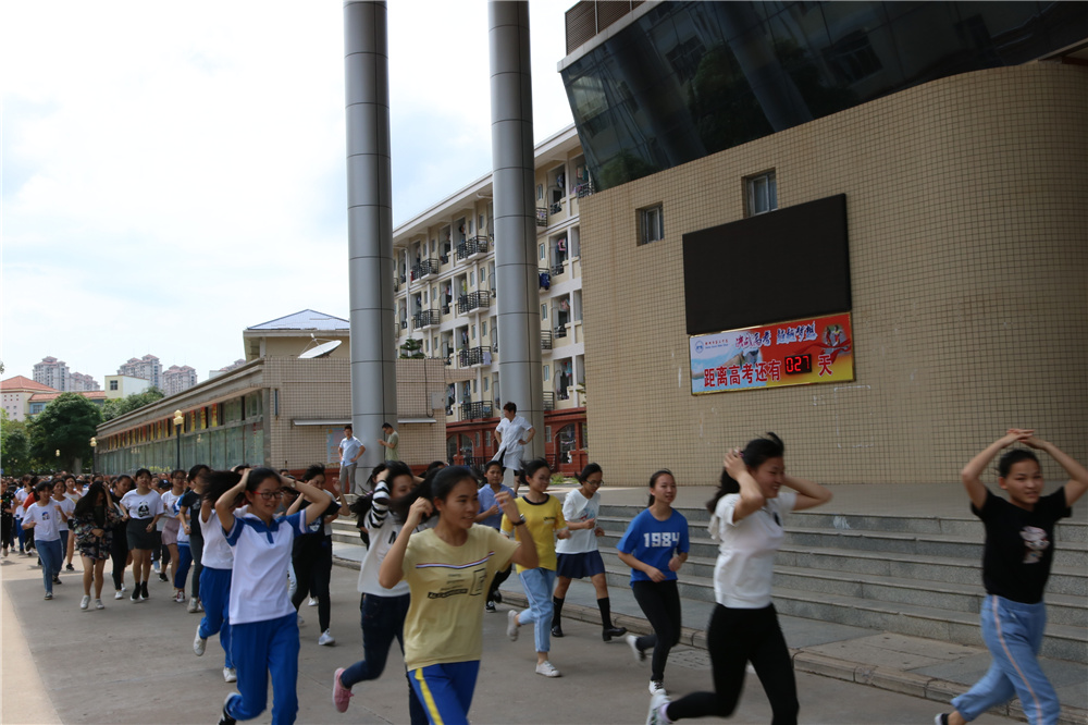 我校举行宿舍防震应急疏散演练