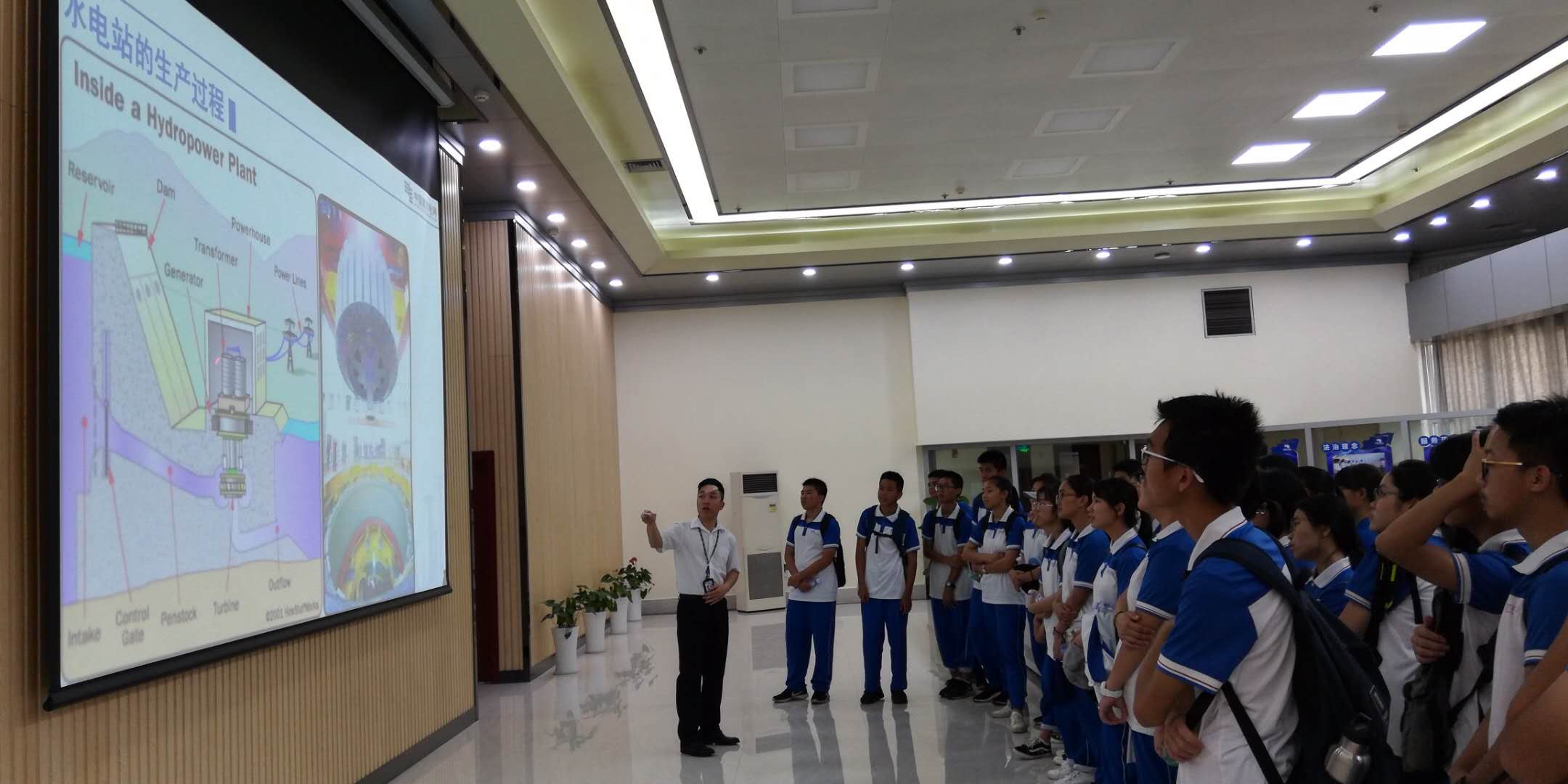 钦州市第二中学2018年“学子看电网”体验活动 暨举行“钦州二中社会综合实践基地”挂牌仪式