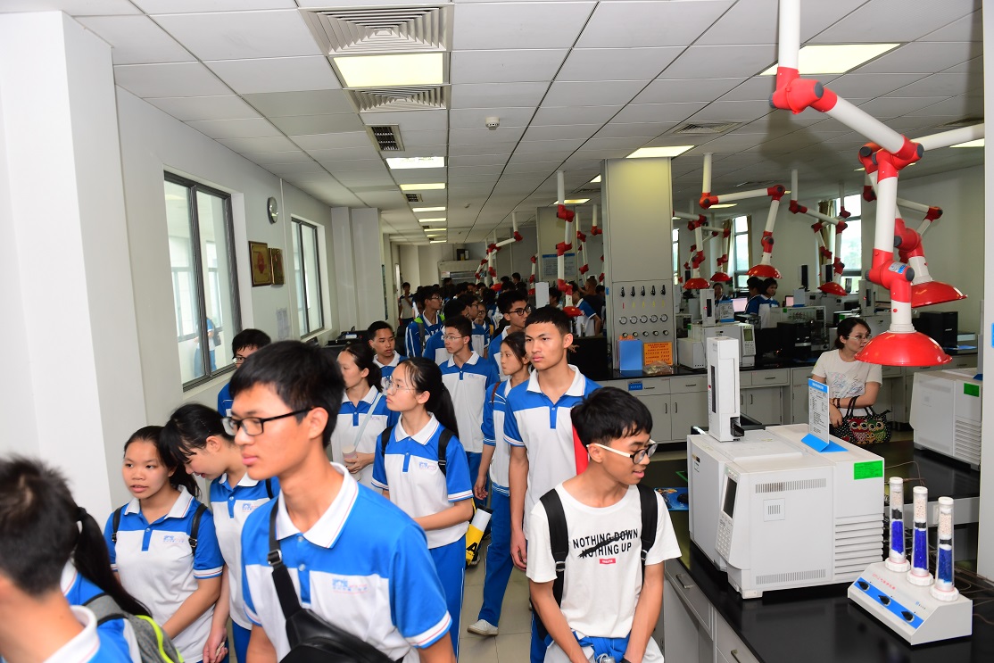 钦州市第二中学筑梦班赴钦州港参观仙岛公园及中石油炼油厂