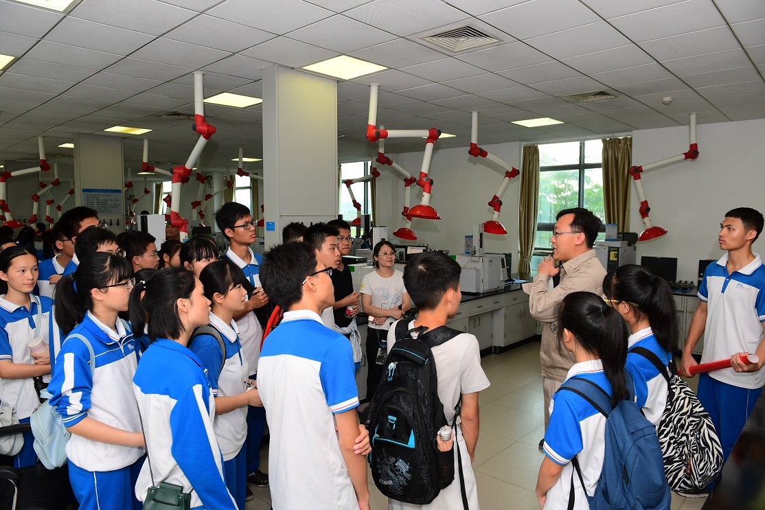 钦州市第二中学筑梦班赴钦州港参观仙岛公园及中石油炼油厂