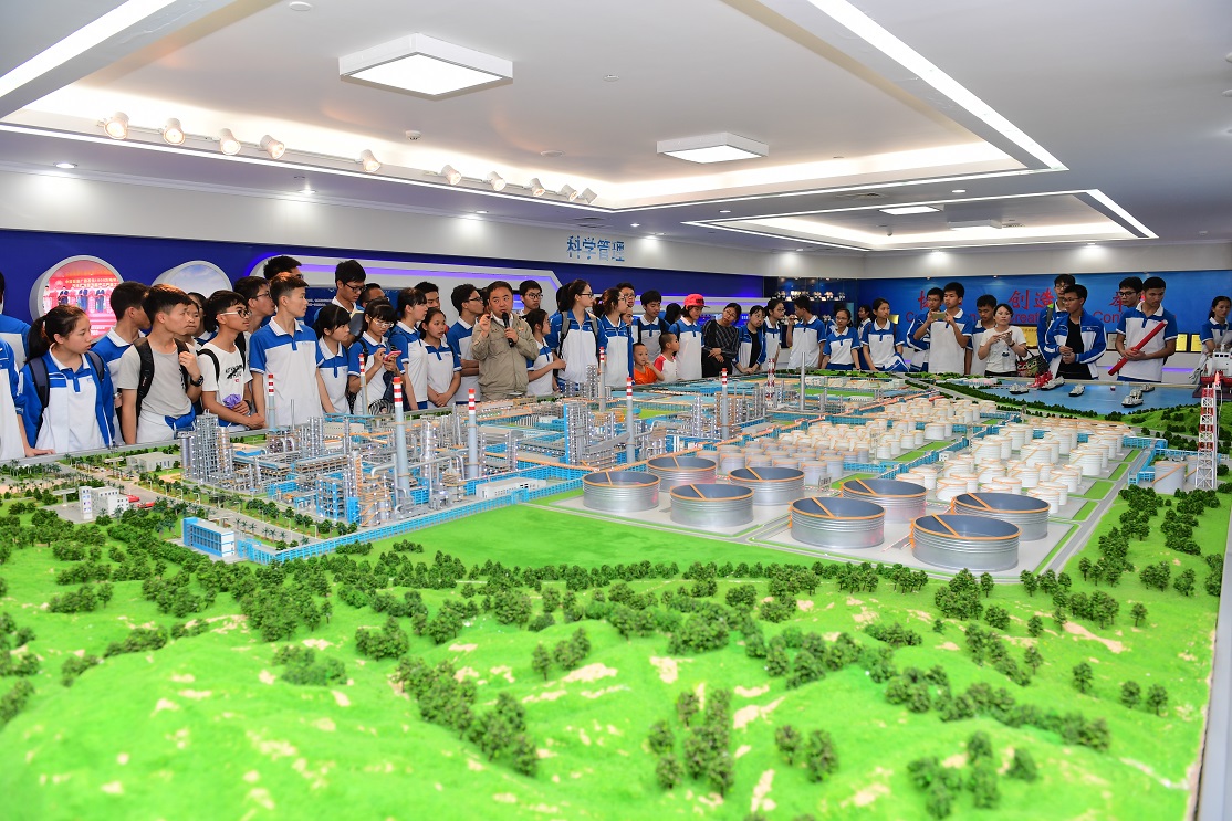 钦州市第二中学筑梦班赴钦州港参观仙岛公园及中石油炼油厂
