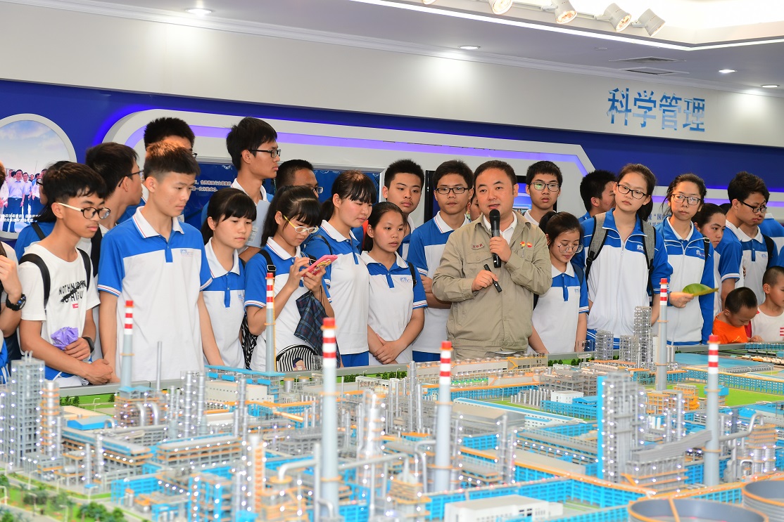 钦州市第二中学筑梦班赴钦州港参观仙岛公园及中石油炼油厂