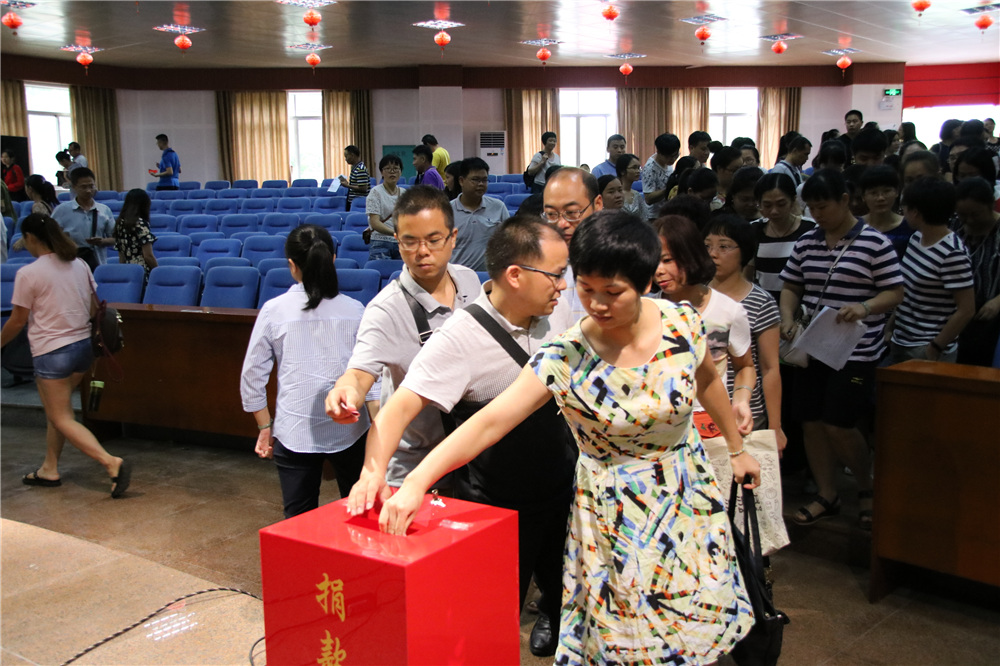 爱心点燃希望,真情传递温暖——我校师生为郑志娇老师捐款