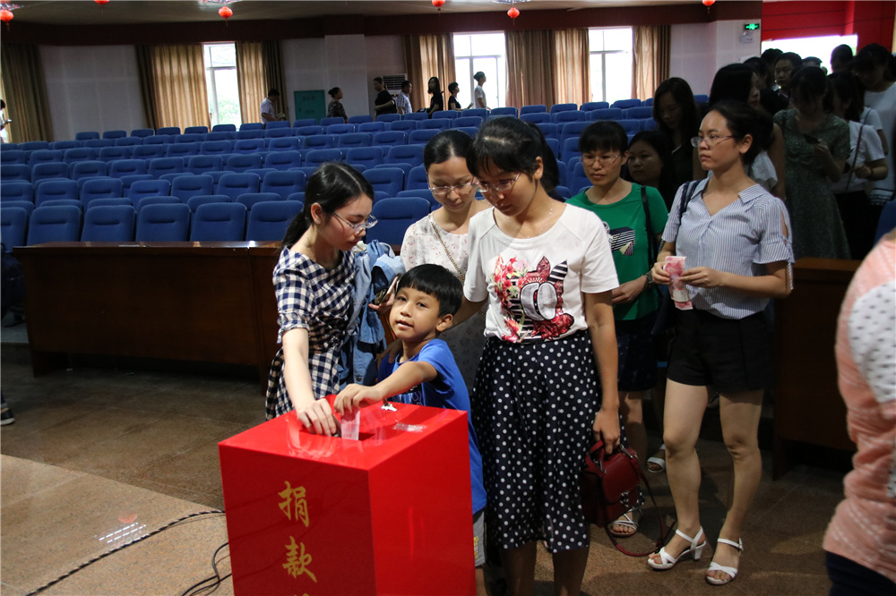 爱心点燃希望,真情传递温暖——我校师生为郑志娇老师捐款