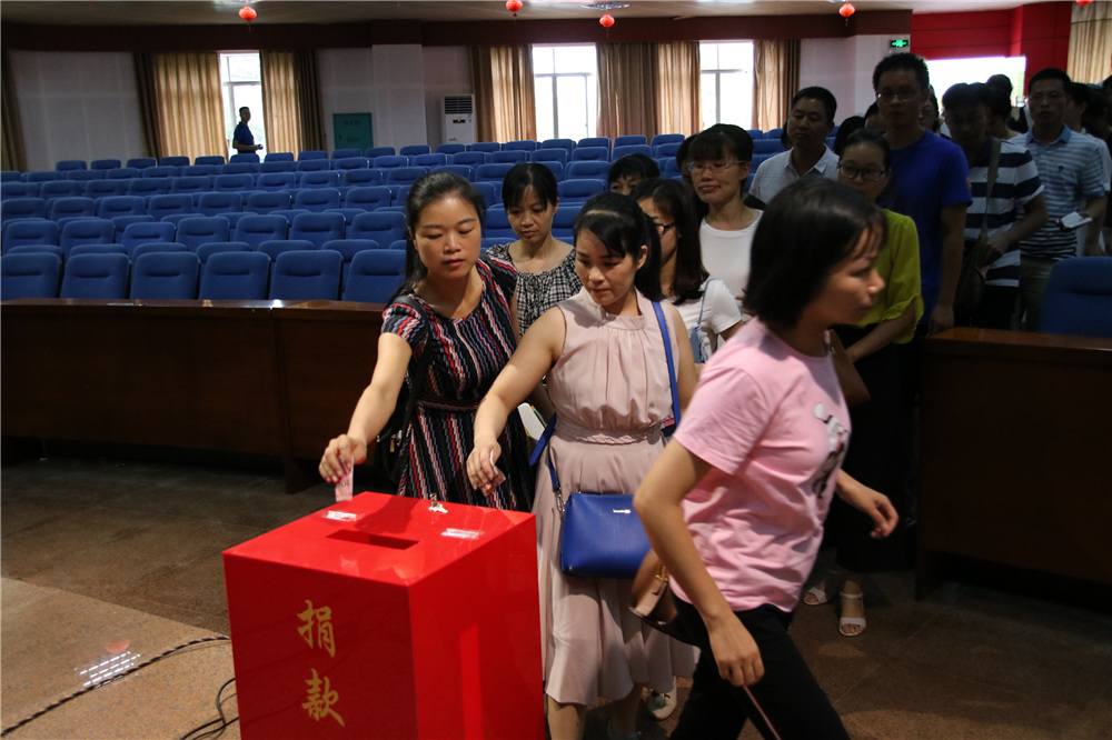 爱心点燃希望,真情传递温暖——我校师生为郑志娇老师捐款