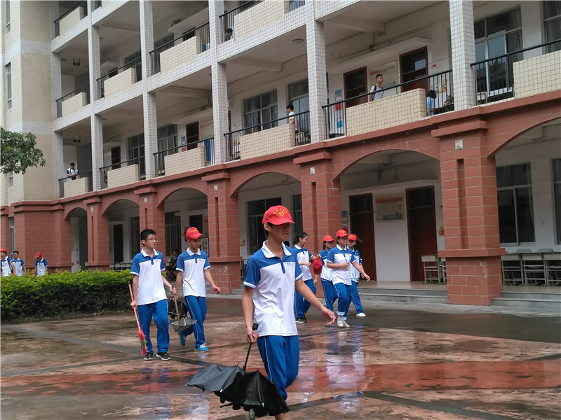 用心为高三服务,用情为高考壮行——钦州二中志愿者服务高考纪实