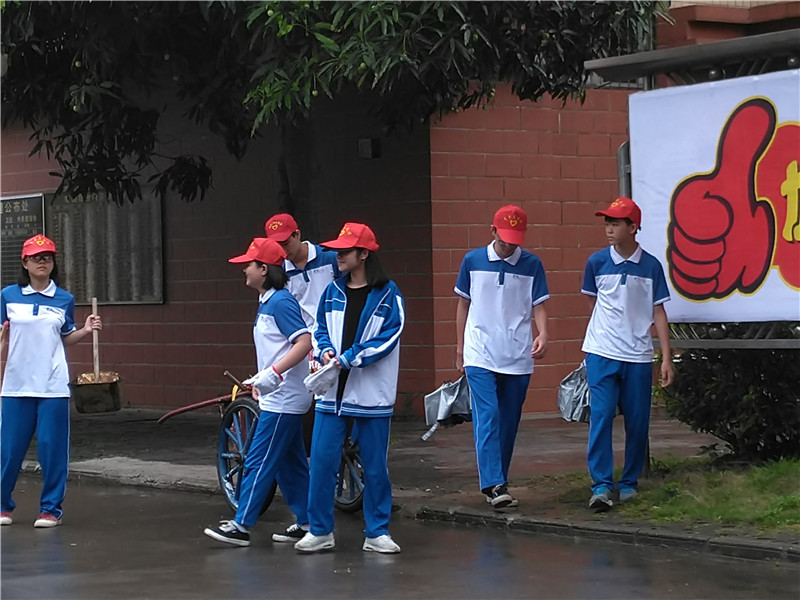 用心为高三服务,用情为高考壮行——钦州二中志愿者服务高考纪实