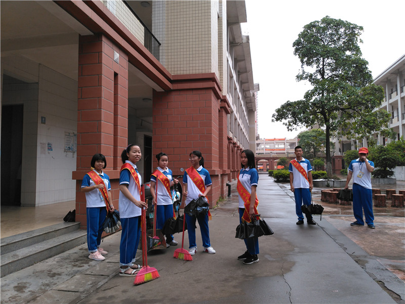 用心为高三服务,用情为高考壮行——钦州二中志愿者服务高考纪实