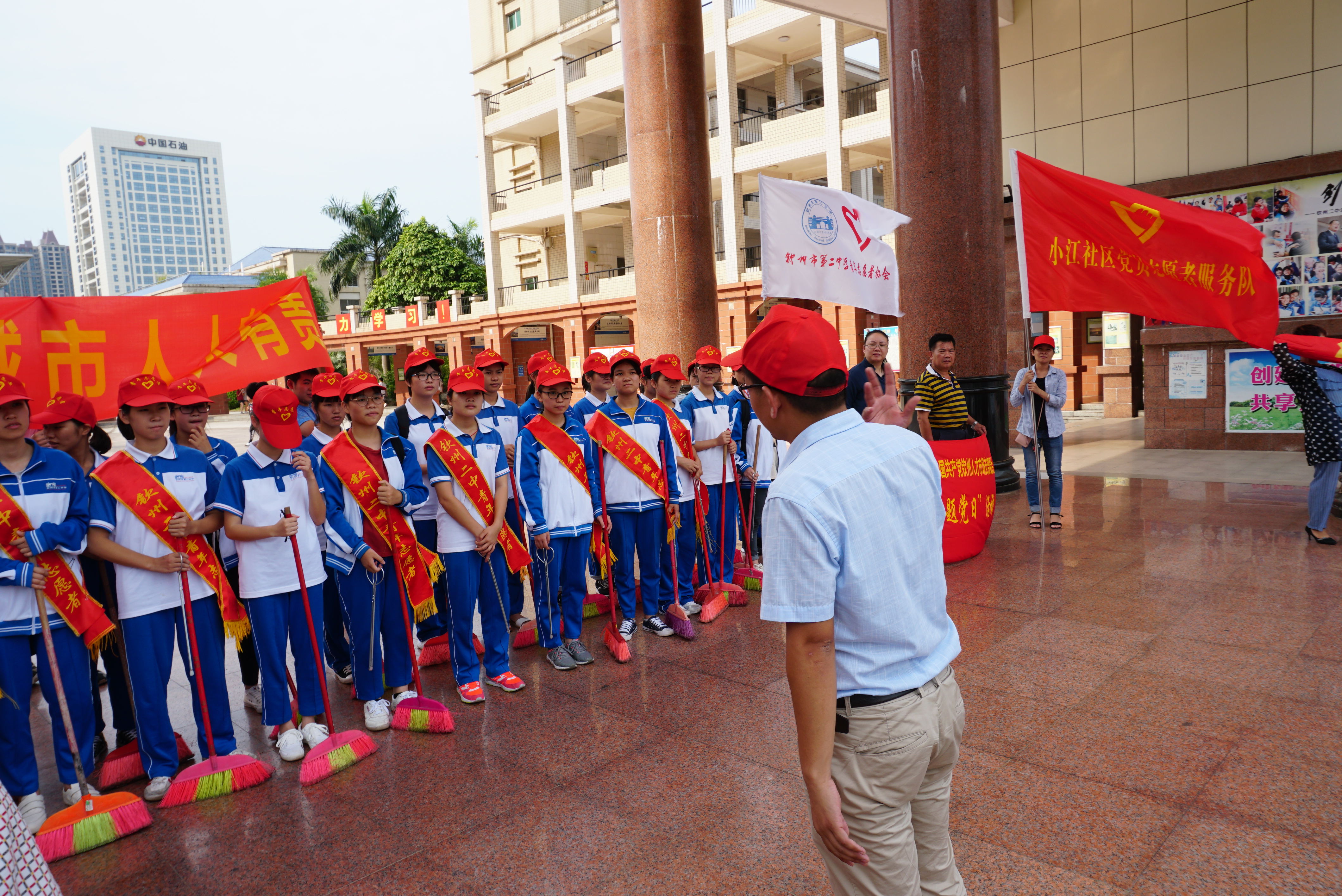 保护母亲河,创建文明城 ———钦州二中志愿者在行动