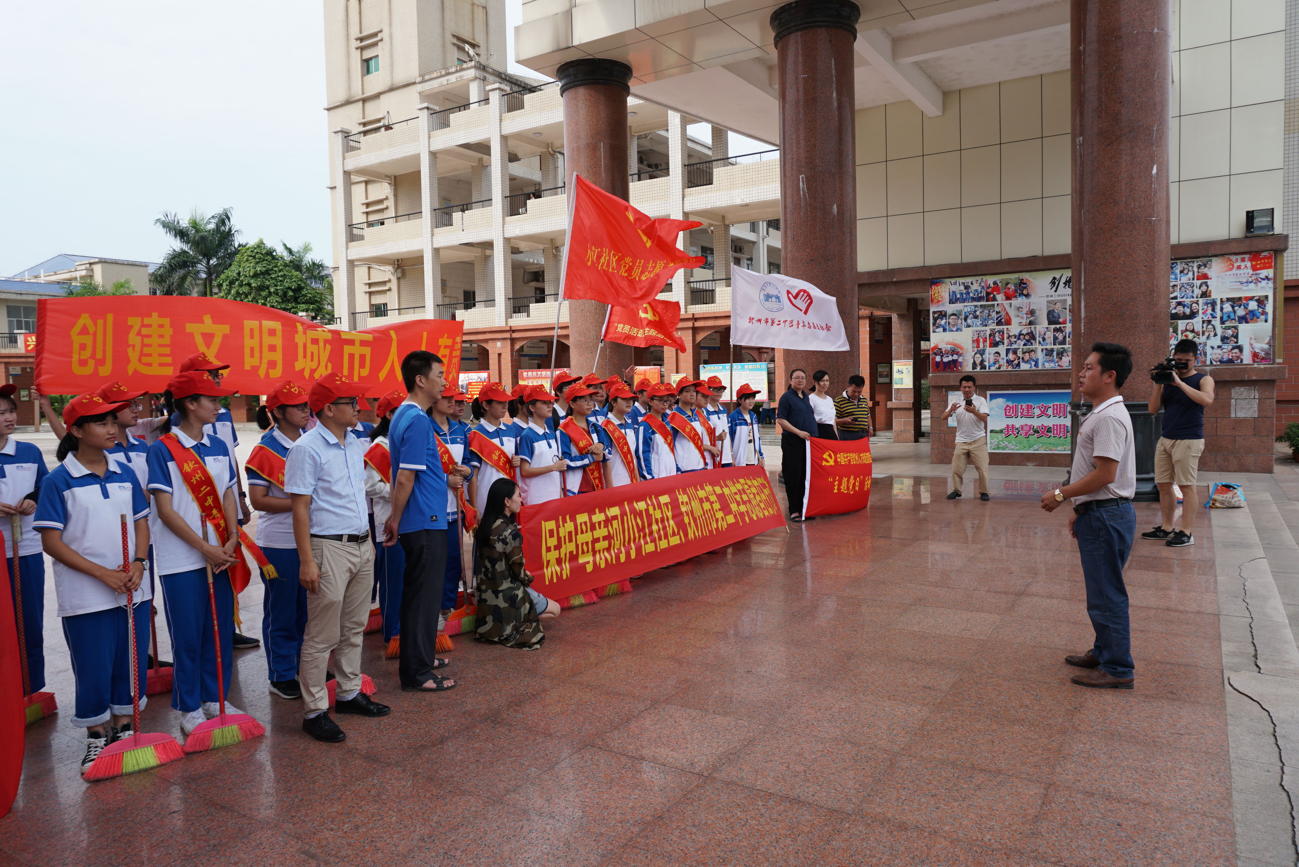 保护母亲河,创建文明城 ———钦州二中志愿者在行动