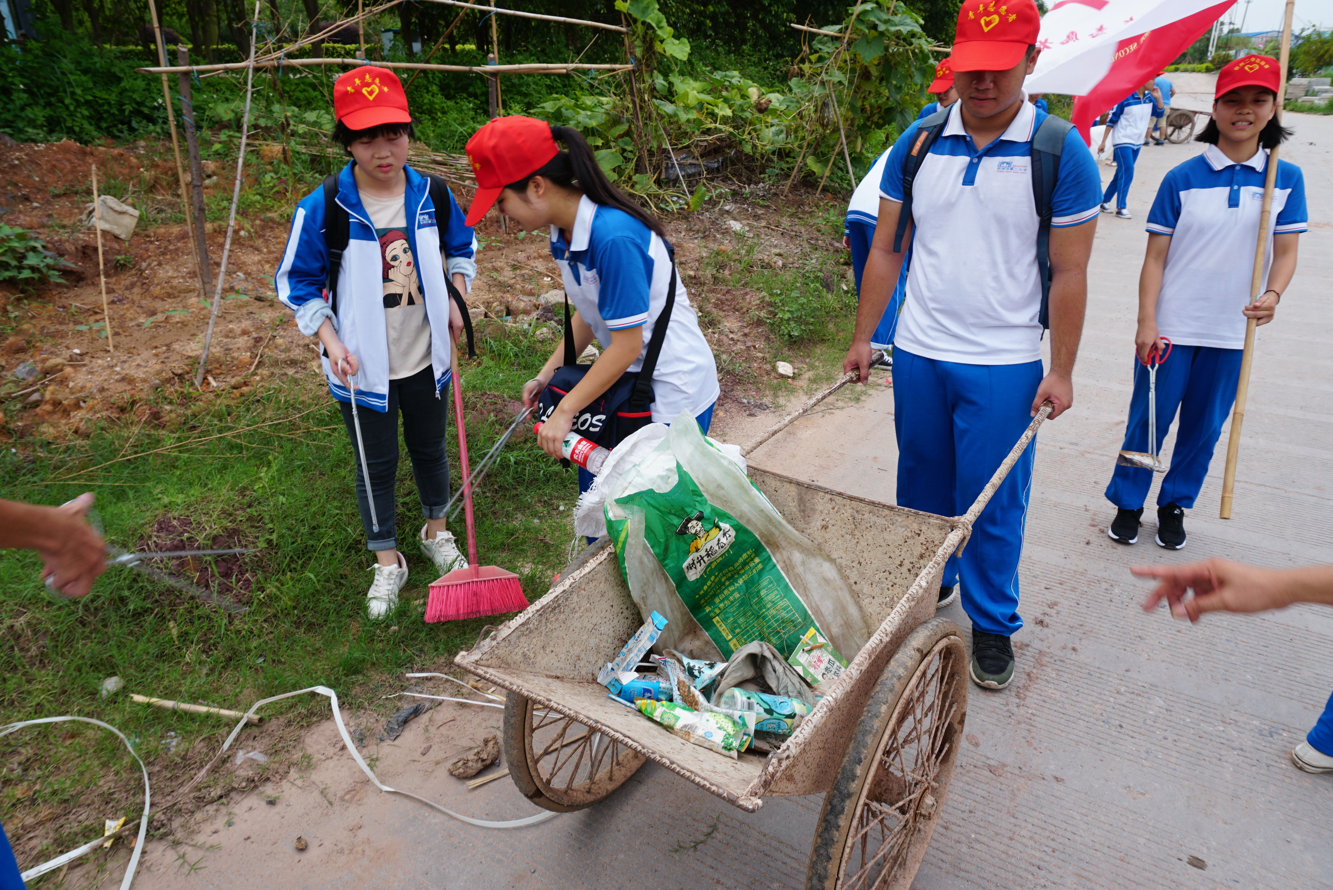 保护母亲河,创建文明城 ———钦州二中志愿者在行动