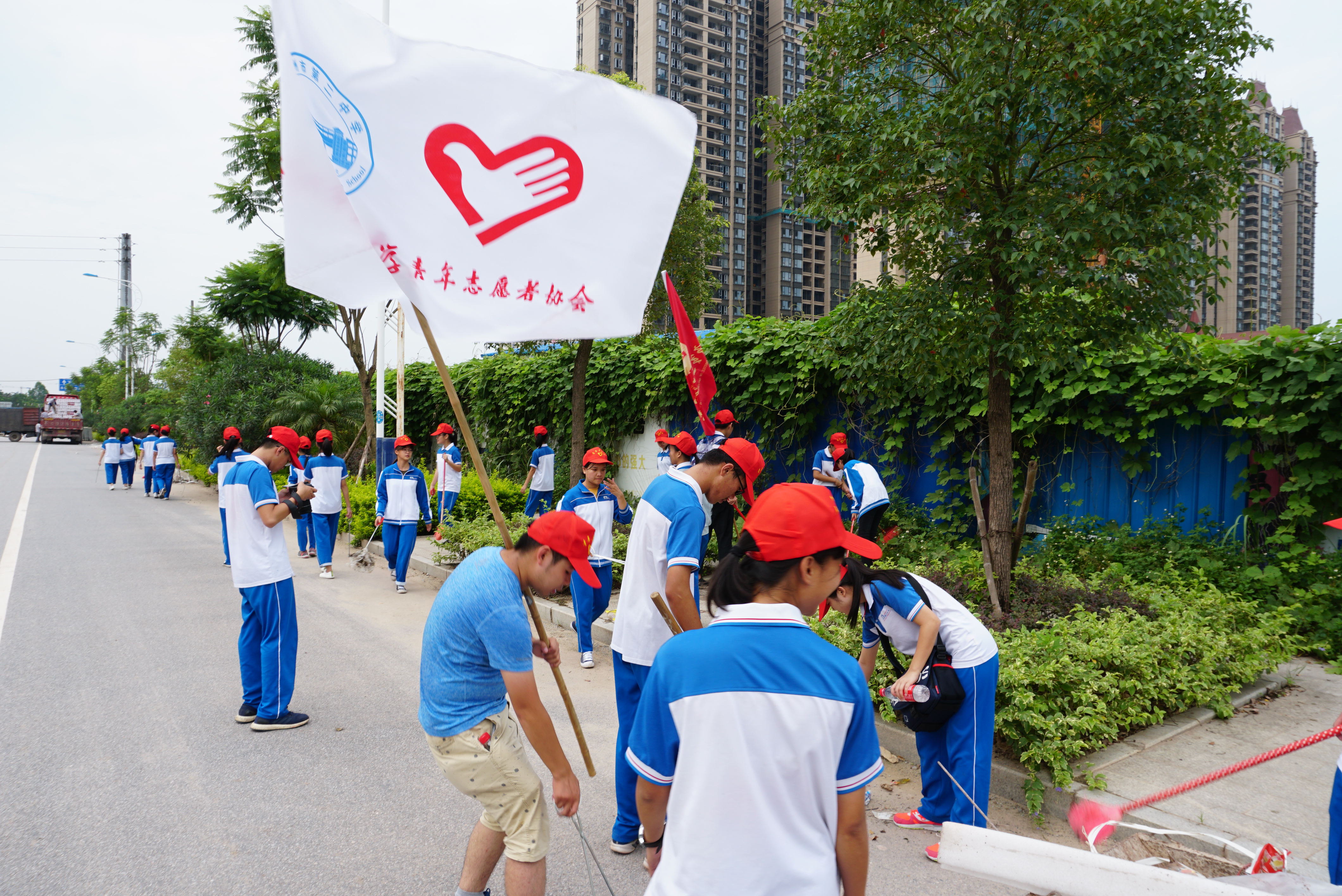 保护母亲河,创建文明城 ———钦州二中志愿者在行动