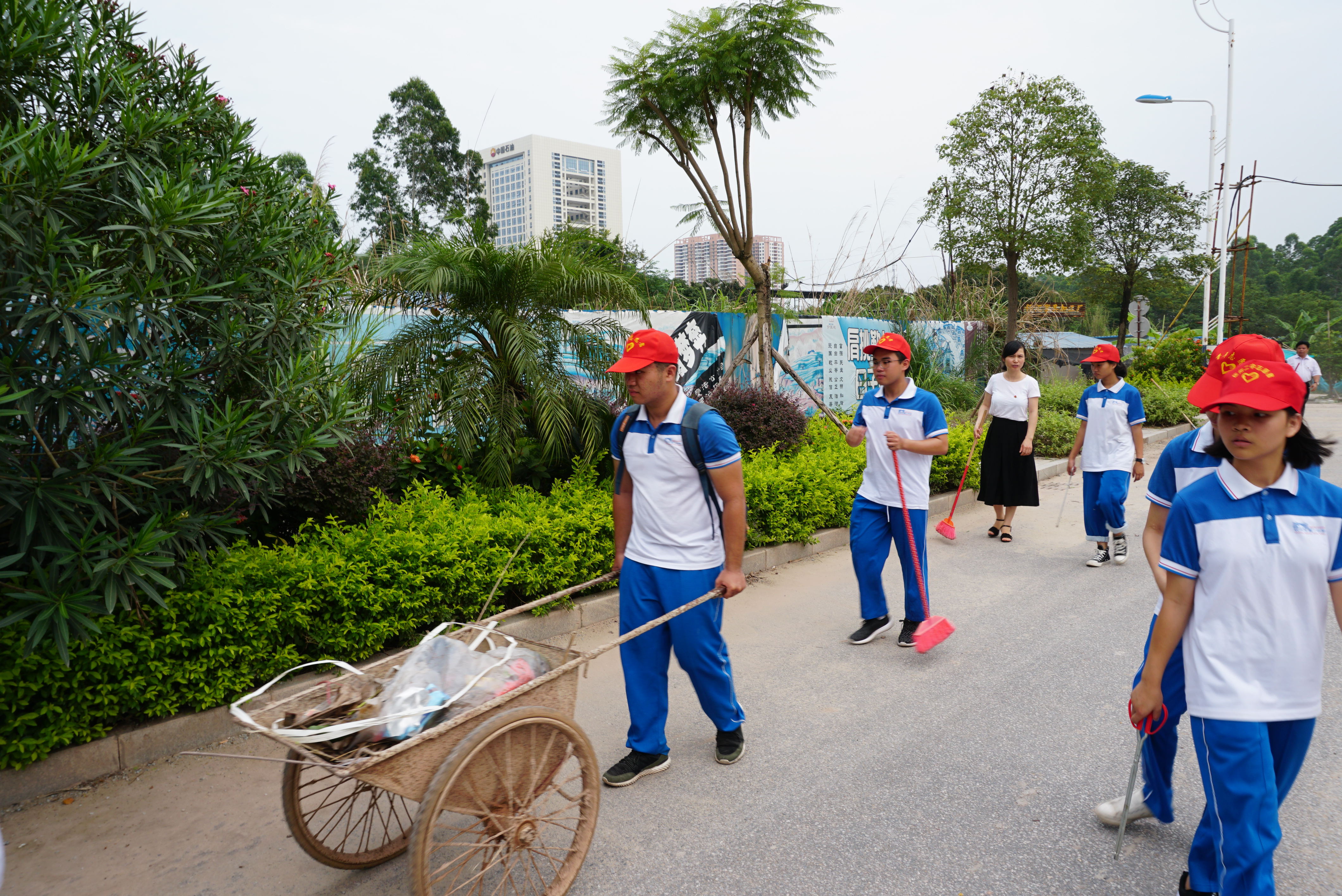 保护母亲河,创建文明城 ———钦州二中志愿者在行动