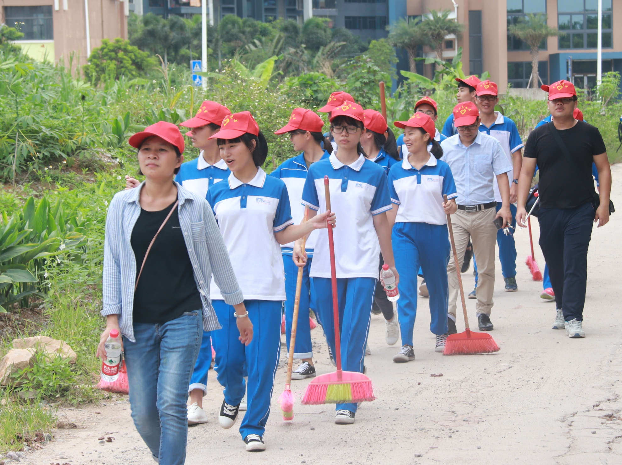 保护母亲河,创建文明城 ———钦州二中志愿者在行动