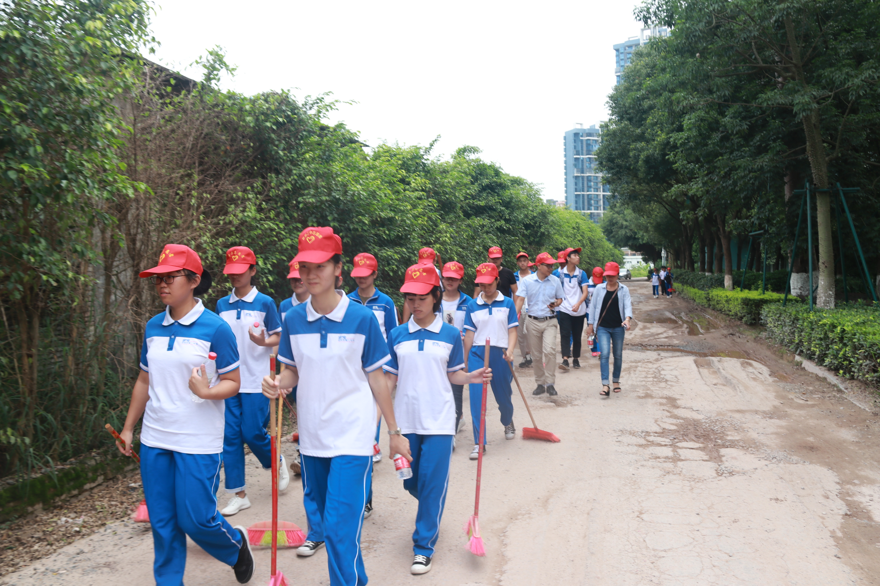 保护母亲河,创建文明城 ———钦州二中志愿者在行动