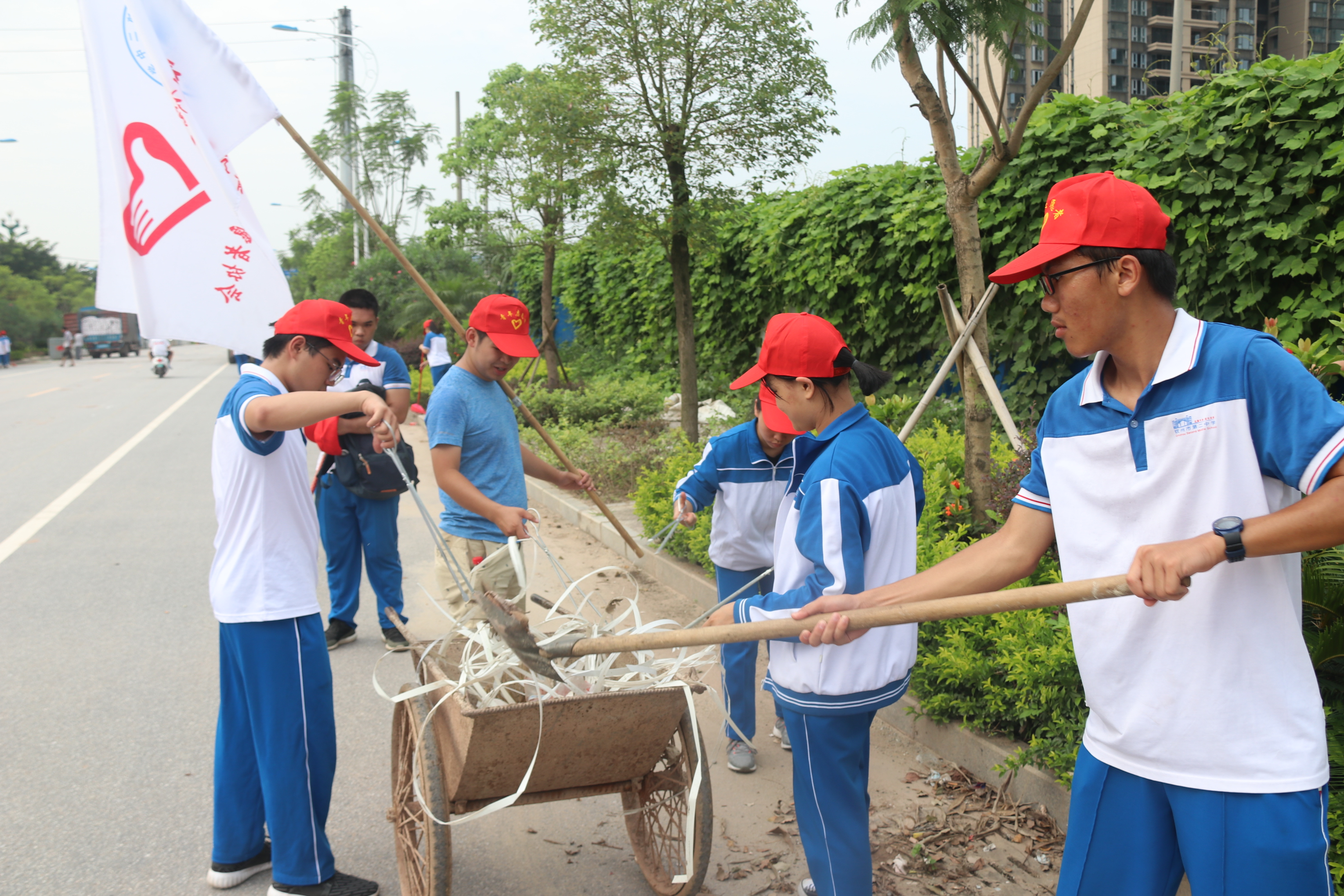保护母亲河,创建文明城 ———钦州二中志愿者在行动