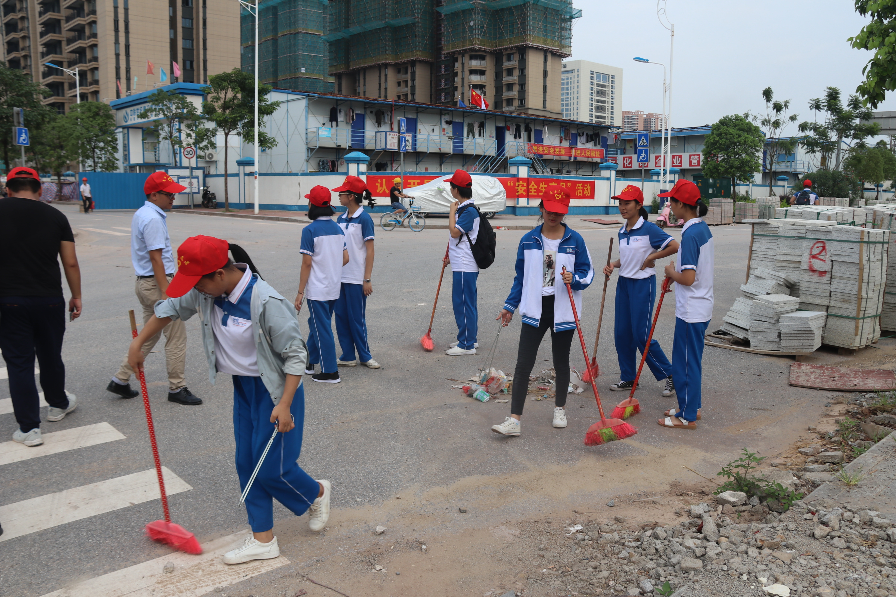 保护母亲河,创建文明城 ———钦州二中志愿者在行动