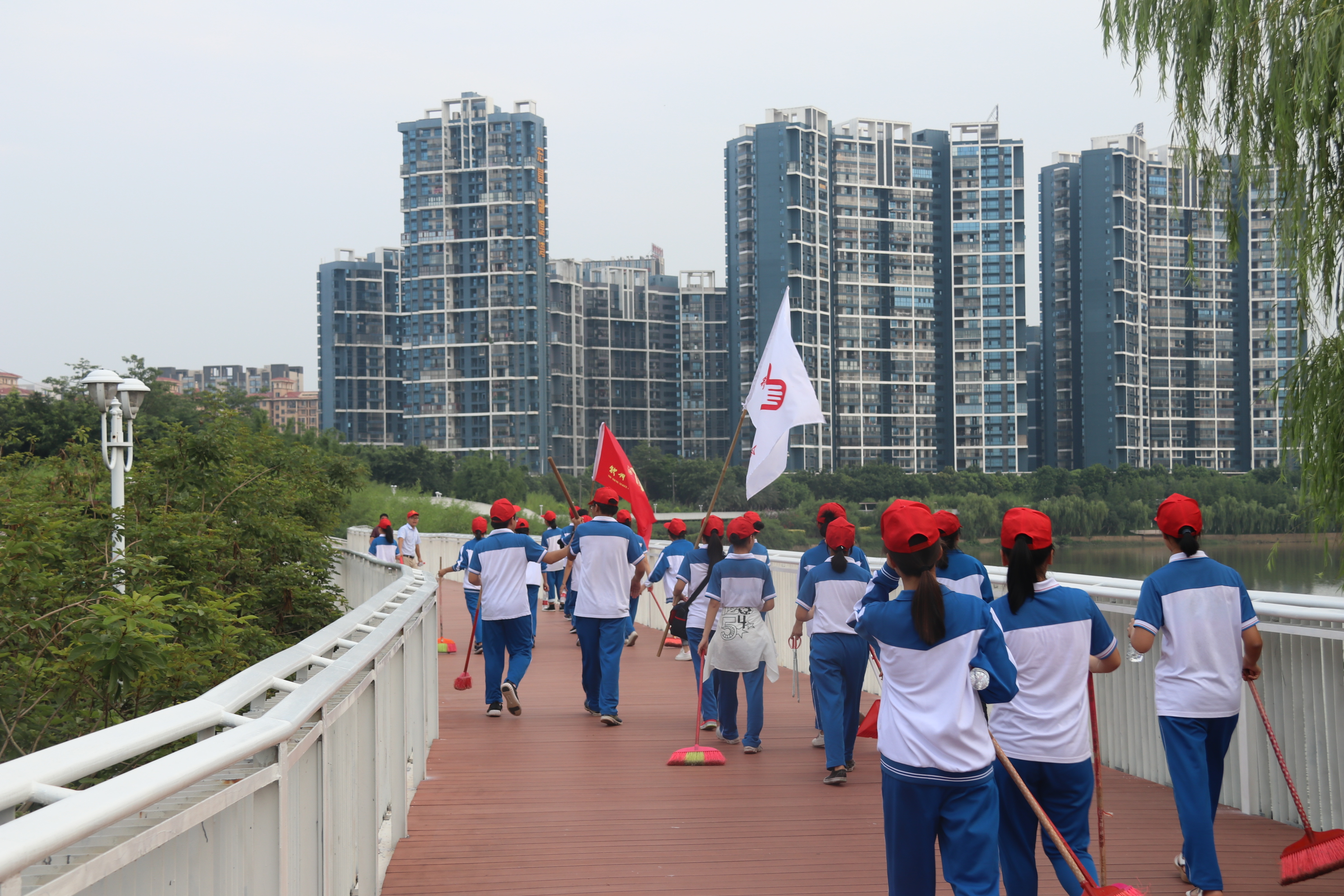 保护母亲河,创建文明城 ———钦州二中志愿者在行动