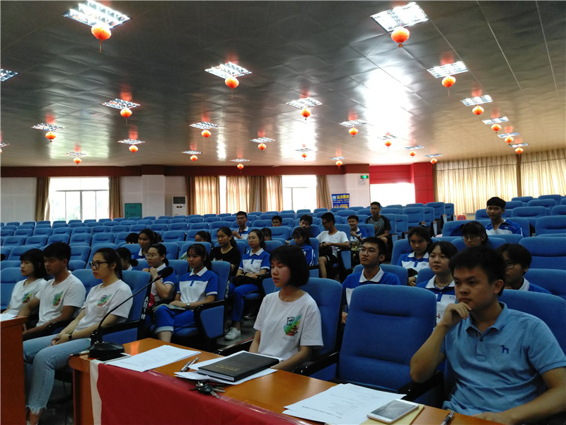 以青春之你我,服务青春之校园 ——钦州二中团委隆重召开2018届团委会换届大会