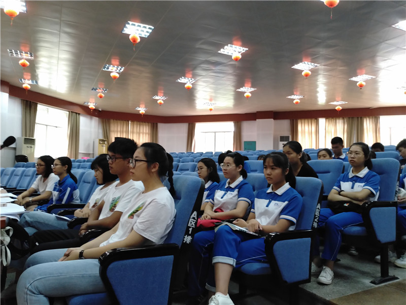 以青春之你我,服务青春之校园 ——钦州二中团委隆重召开2018届团委会换届大会