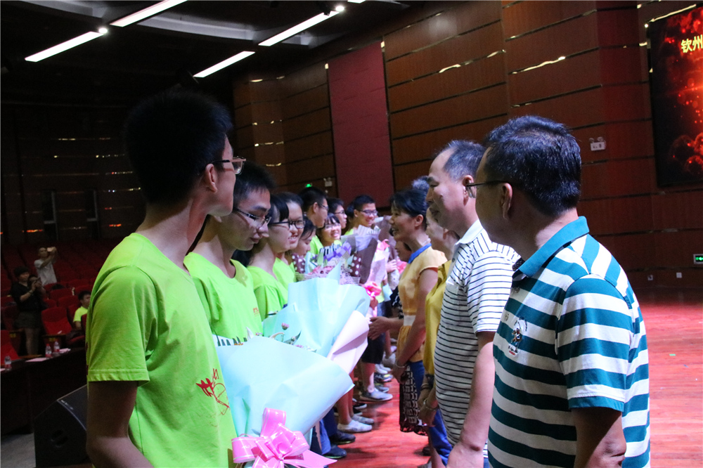 最美的祝福,特别的典礼 ——钦州二中为参加高校自主招生的学子补办毕业典礼