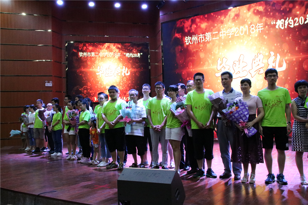 最美的祝福,特别的典礼 ——钦州二中为参加高校自主招生的学子补办毕业典礼