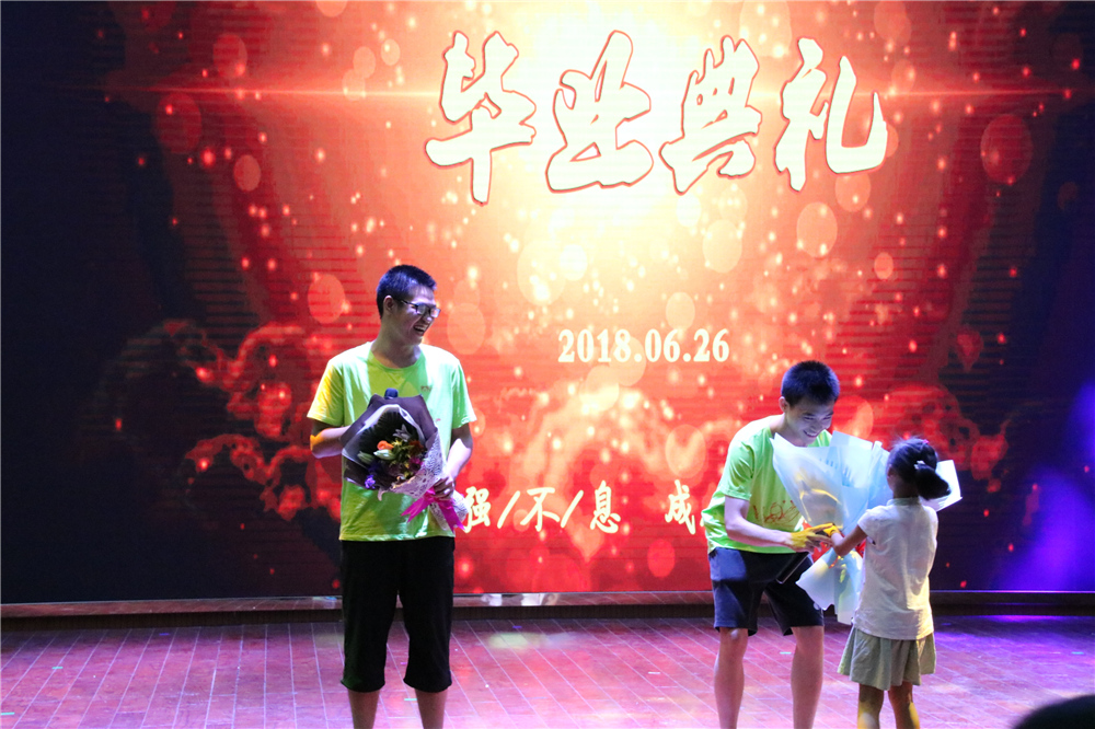 最美的祝福,特别的典礼 ——钦州二中为参加高校自主招生的学子补办毕业典礼