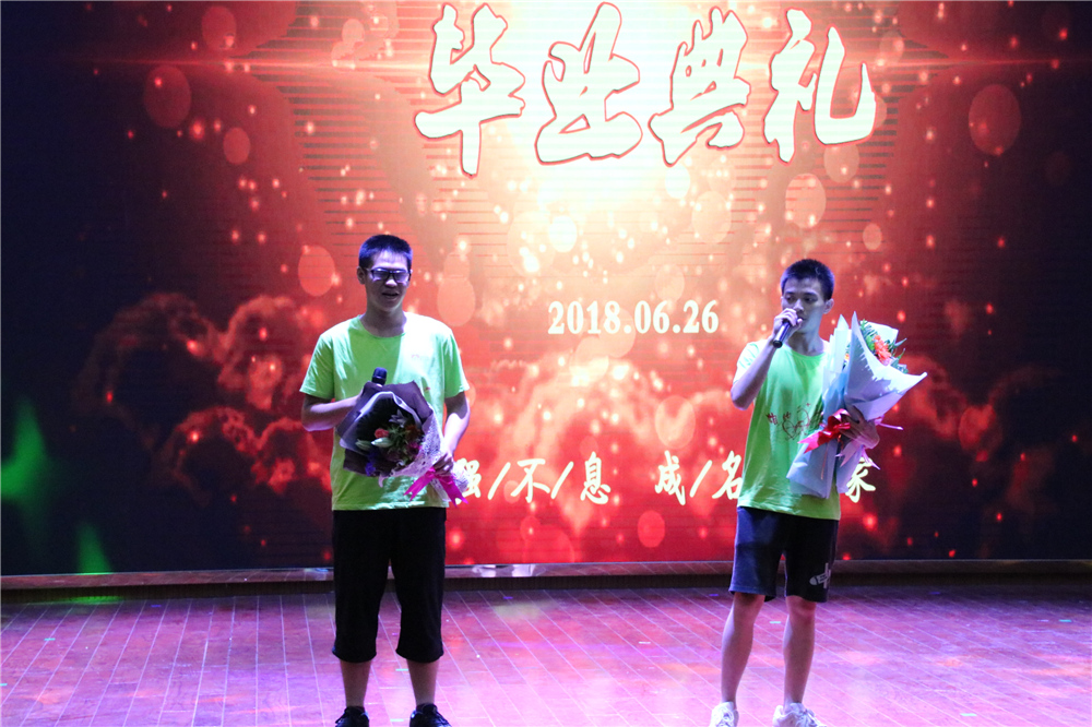 最美的祝福,特别的典礼 ——钦州二中为参加高校自主招生的学子补办毕业典礼