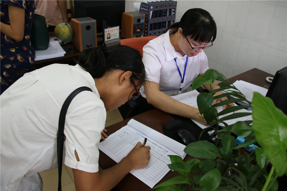 暖人心,圆梦想--------我校资助成绩突出受十家媒体记者采访