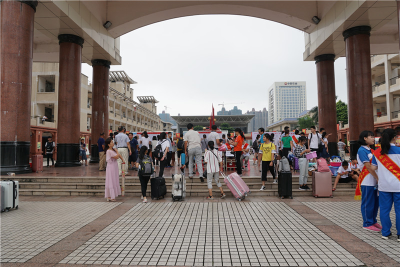 扬帆起航,筑梦青春 ——热烈欢迎我校2018级高一新生到校报名注册