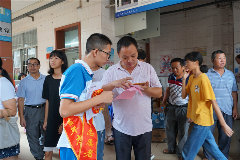 扬帆起航,筑梦青春 ——热烈欢迎我校2018级高一新生到校报名注册