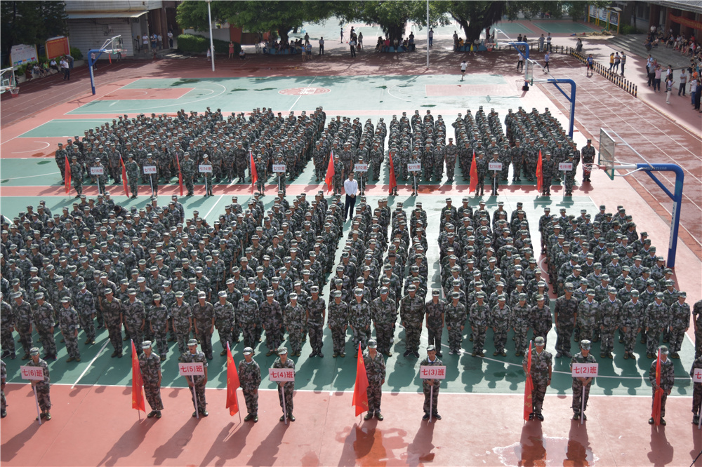 军训历练展成果,中学生活新起点