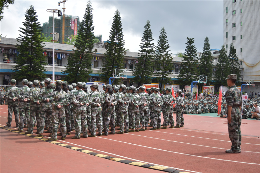 军训历练展成果,中学生活新起点