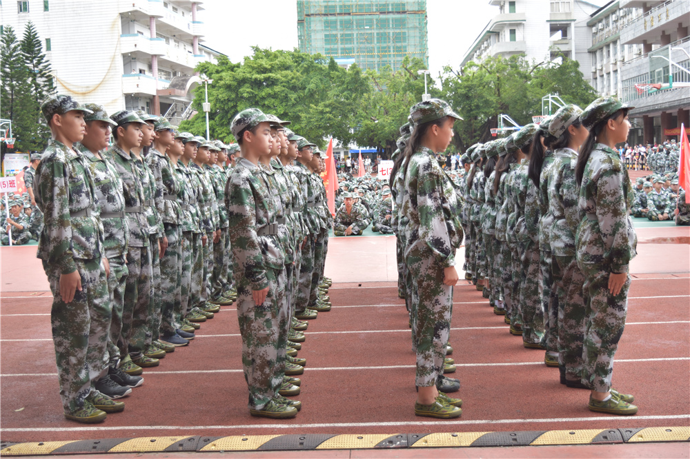 军训历练展成果,中学生活新起点