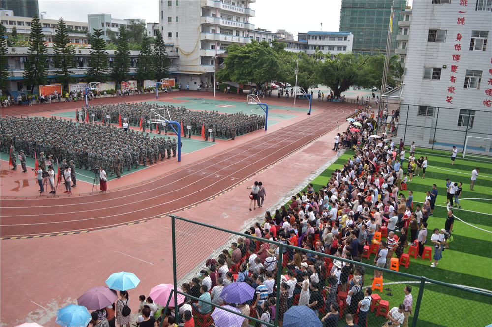 军训历练展成果,中学生活新起点