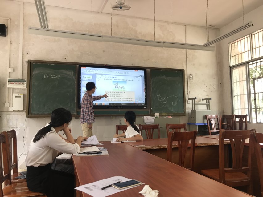 以赛促学,以赛促教——“2018年秋季学期市直中学(初中组)教学技能比赛”在我校初中部进行。