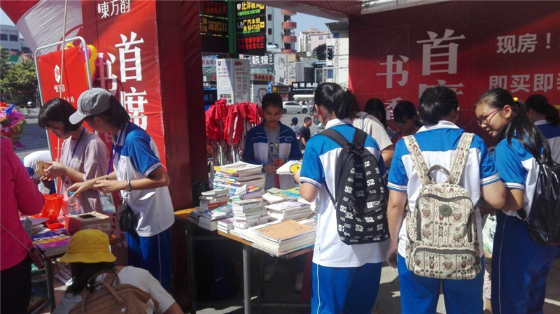 你我同心,与爱同行 ———钦州二中团委“爱随风行”社国庆义卖活动纪实