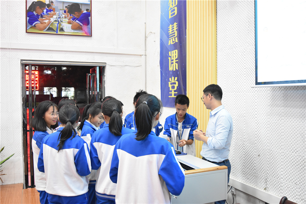 走进自然,寻找快乐——中国生态学学会科普工作委员会副秘书长罗应华博士到我校讲学!