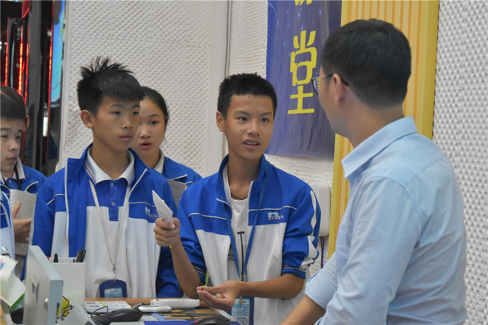 走进自然,寻找快乐——中国生态学学会科普工作委员会副秘书长罗应华博士到我校讲学!