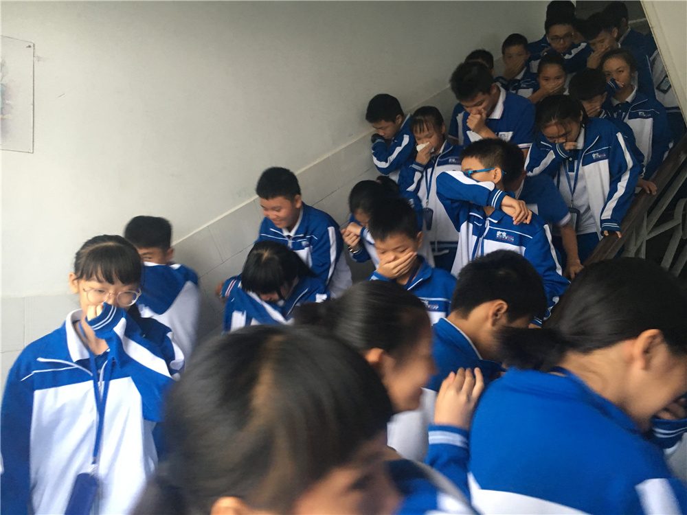 珍爱生命,防患于未“燃”——钦州二中初中部开展消防安全演练