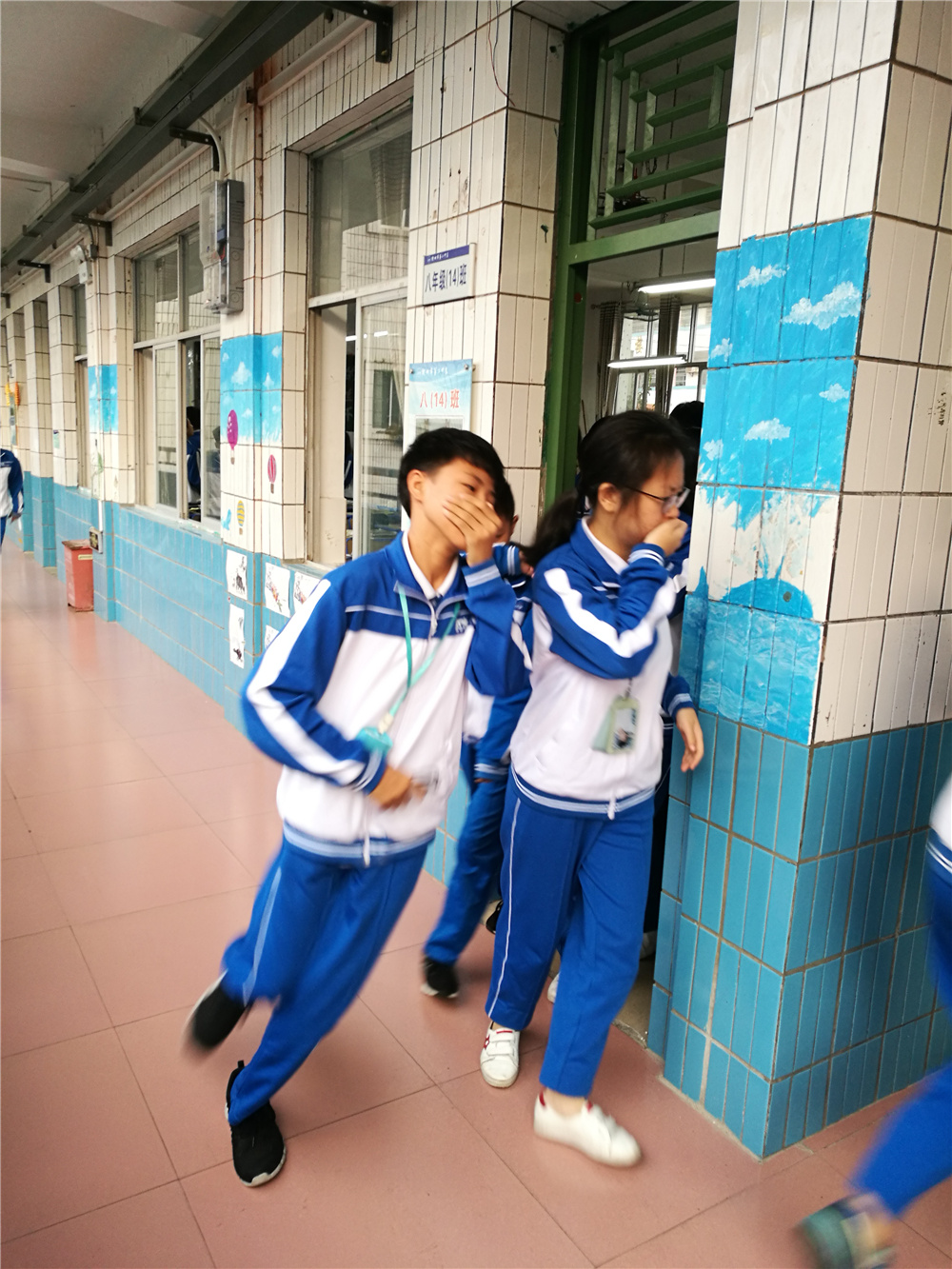 珍爱生命,防患于未“燃”——钦州二中初中部开展消防安全演练