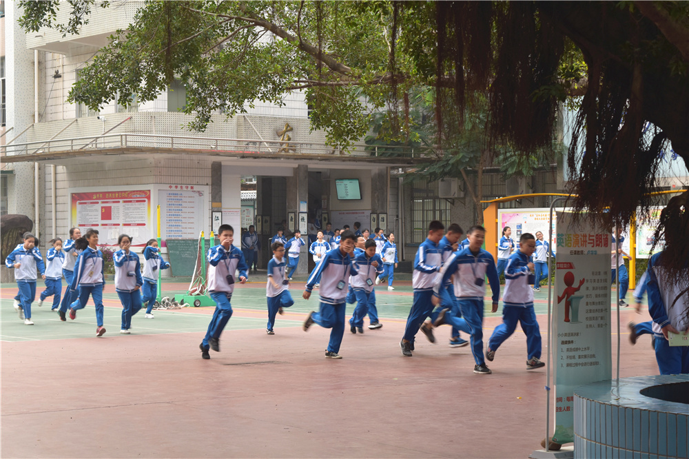 珍爱生命,防患于未“燃”——钦州二中初中部开展消防安全演练