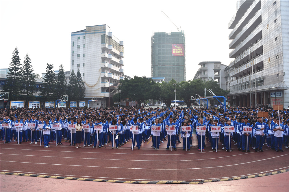 珍爱生命,防患于未“燃”——钦州二中初中部开展消防安全演练