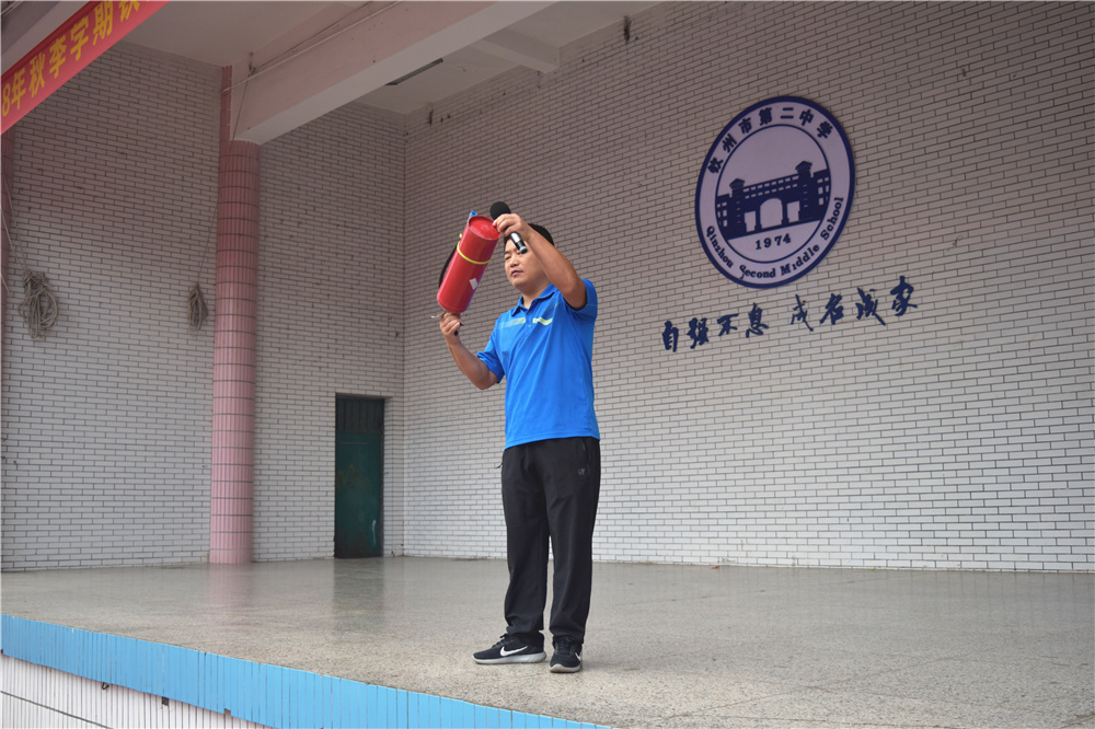 珍爱生命,防患于未“燃”——钦州二中初中部开展消防安全演练