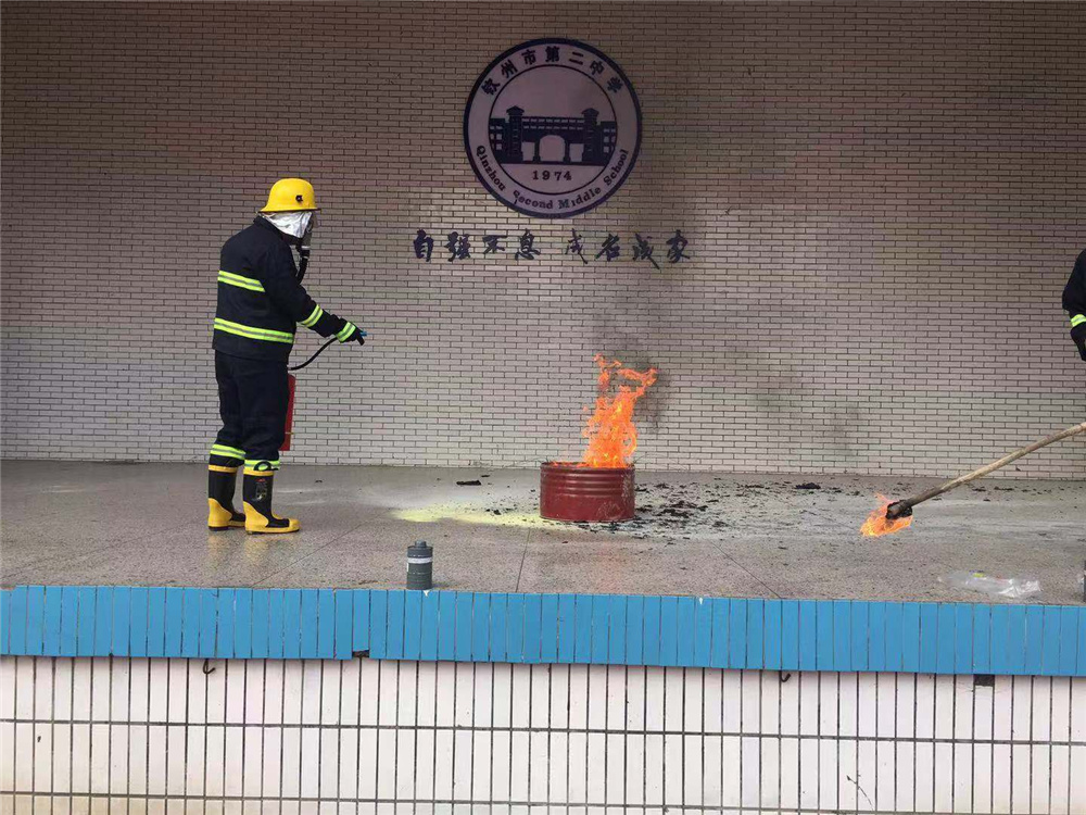 珍爱生命,防患于未“燃”——钦州二中初中部开展消防安全演练