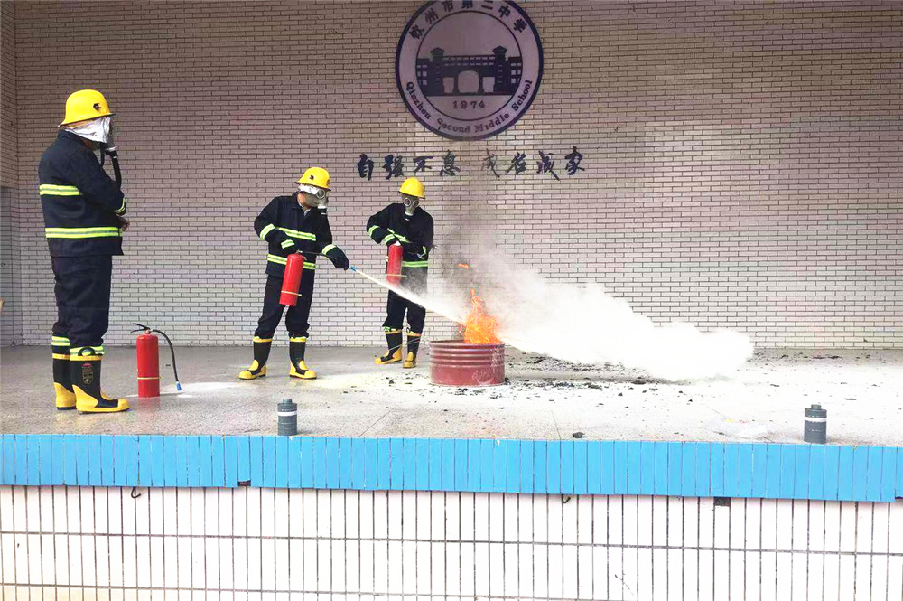 珍爱生命,防患于未“燃”——钦州二中初中部开展消防安全演练