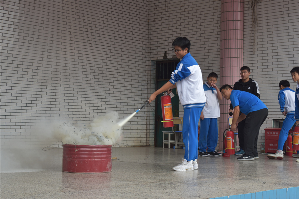 珍爱生命,防患于未“燃”——钦州二中初中部开展消防安全演练
