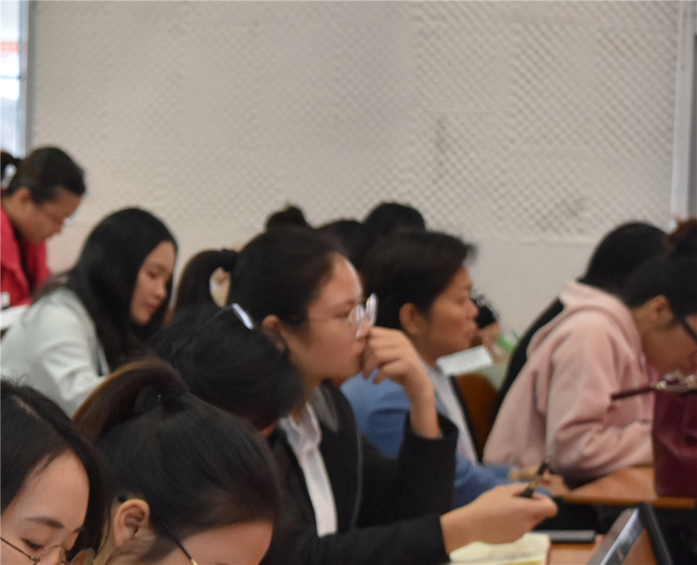 立“师德”,正“师风”——钦州二中初中部开展师德师风感恩教育专题讲座