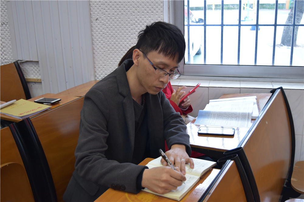 立“师德”,正“师风”——钦州二中初中部开展师德师风感恩教育专题讲座