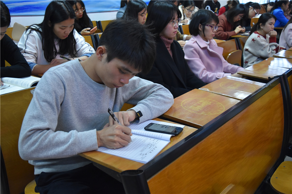 立“师德”,正“师风”——钦州二中初中部开展师德师风感恩教育专题讲座